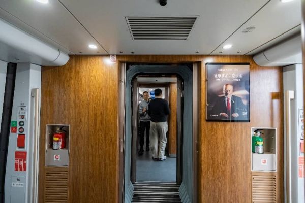 卡百利强势霸屏核心交通枢纽 双渠道投放触达百万级高净值人群