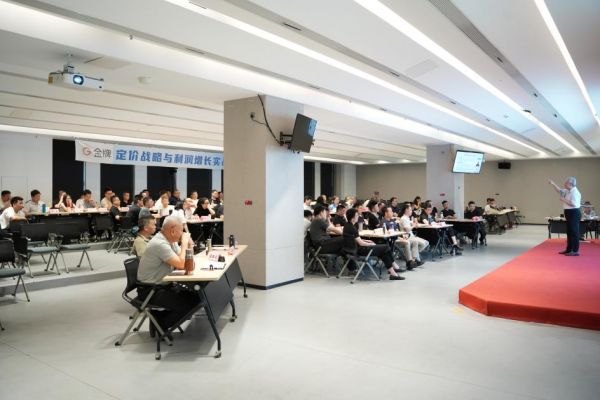 全屋定制杀价内卷赚不到钱？价值定价+双店模式帮区域工厂跳出低价泥潭
