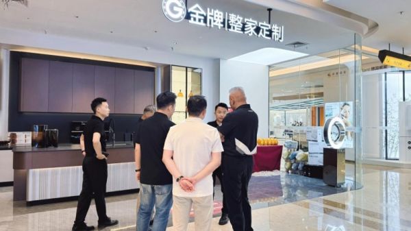 金牌家居总裁潘孝贞走访成都天府红星展厅,解码金牌整家定制的终端底气