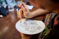 当非遗匠人遇见百年甜梦：广彩传承人何丽芬与Simmons席梦思共话匠心与传承