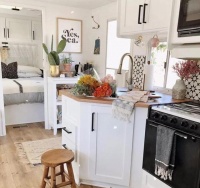 房车家具原来还能布置 看了都不想住家里了