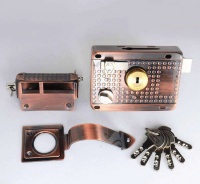 老式门锁反锁了外面怎么打开 老式门锁怎么换锁芯