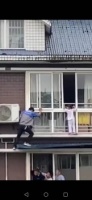 惊险!女孩不慎翻出窗外,海尔服务兵徒手爬窗施救成功!