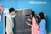 高伟光体验海信食材管理冰箱 感叹“功能很强大”