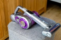 吉米上手把吸尘器减轻家务负担，家居清洁不再是苦力活