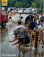 酒店老板说：木地板油渍太多，拆了洗一洗！