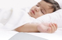 两个月婴儿睡觉睡多久正常 两个月婴儿晚上睡不着怎么办