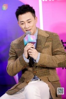 晋升为父亲的林峯在无糖姑娘挑选服饰 坦言要包容女性