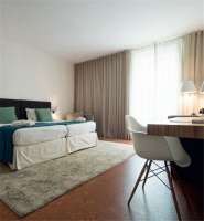 人间至此雪盛时，温暖软木如春至