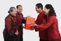 双方父母见面要送礼吗 双方父母见面意味着什么