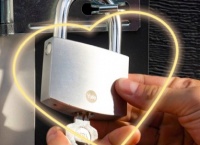 耶鲁智能锁和你携手以科技为父母筑起爱的防护网