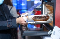 老板电器携“美食大杀器”亮相AWE2021，烹饪创造力不够，科技来凑