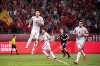 国足昂首晋级12强赛 “头号粉丝”华帝燃起国人足球梦