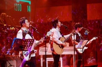 水木年华进校园庆祝毕业季 清华男团再现经典曲目