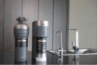 健康饮水 到底是选桶装水还是家用净水器？