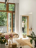 【米兰壁纸墙布窗帘】跟父母同住一套大房子好，还是分开住小房子好？