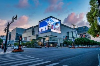 首位奥莱秀彩进博，裸眼3D全球首发