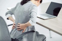 经常腰痛的人用什么床垫好?