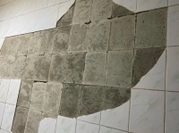 水泥砂浆贴砖隐患多，雨虹无尘瓷砖胶安全又可靠