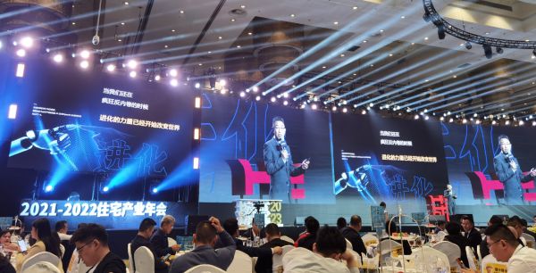 人们在看台上的人和观众 中度可信度描述已自动生成