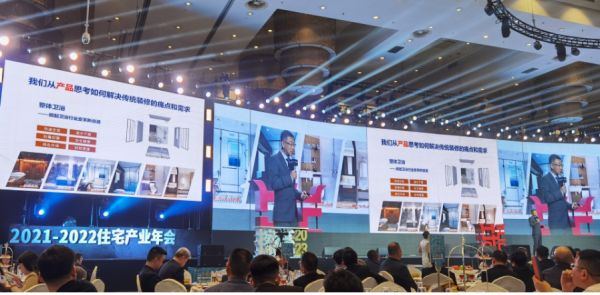 图片包含 室内, 天花板, 建筑, 人们 描述已自动生成