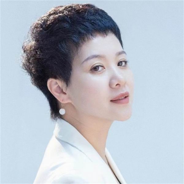 河南苏可软装设计创始人 上海卓峰空间设计创始人 河南朴堂美学馆美学顾问 空间软装设计师 中华花艺师商场陈列师 家居艺术品时尚买手