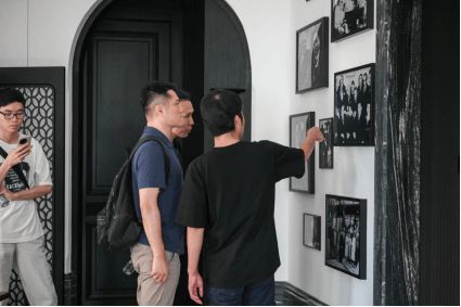 嘉宾正在认真查看品鉴会细节