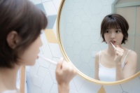 新房遭遇污水外溢装修全泡汤，楼上乱丢杂物至楼下返水怎么索赔？