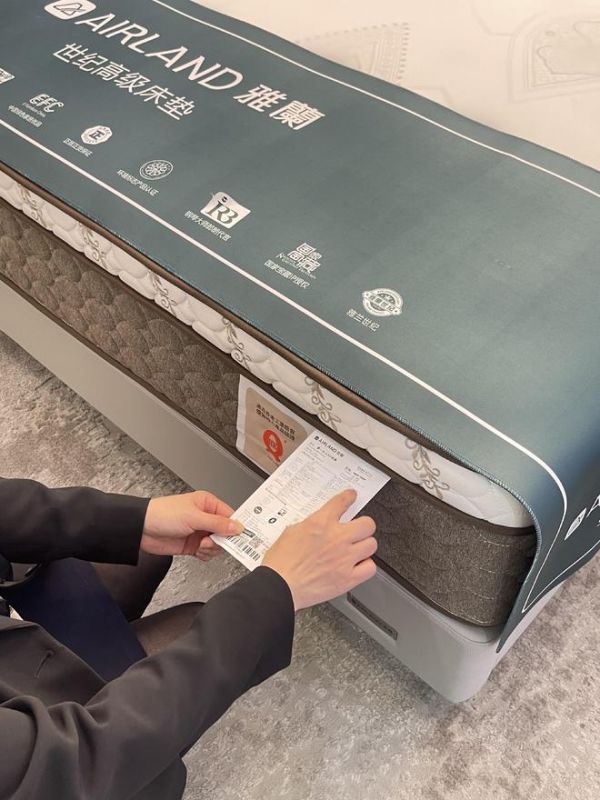 雅兰导购积极讲解产品特性