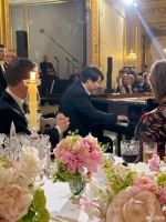 光明园迪品牌荣誉健康官郎朗在中法晚宴演奏《茉莉花》
