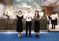 搜狐家居媒体团探展佛山潭洲陶瓷展，新明珠岩板携「造物之境·石光之隙」主题新品引领行业新风潮