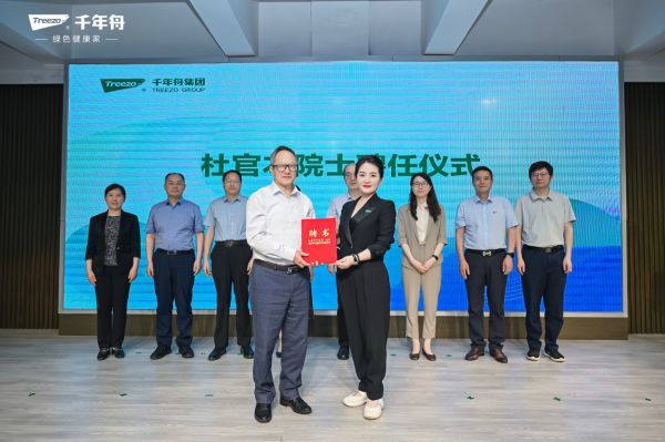 一群人站在屏幕前面 AI 生成的内容可能不正确。