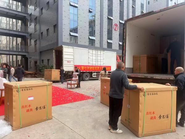 李忠信红木：七度进驻人民大会堂 以大国匠心铸就产业传奇