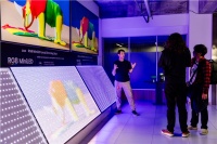 让HDR内容真正“炸”出来！美国千万粉丝博主探秘海信RGB-Mini LED电视