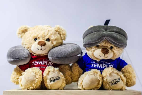 桌子上放着棕色玩具熊 AI 生成的内容可能不正确。