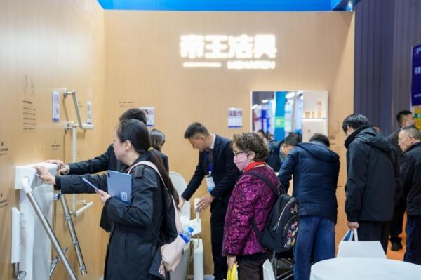 参观者现场体验帝王洁具多功能坐式淋浴器