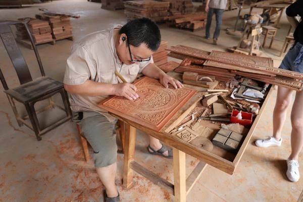 李忠信红木29周年庆厂购:以家和致家国