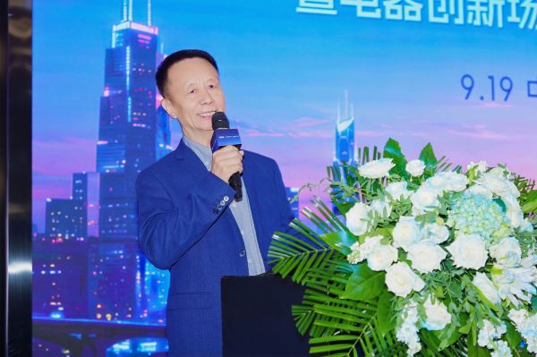 9352980709594116