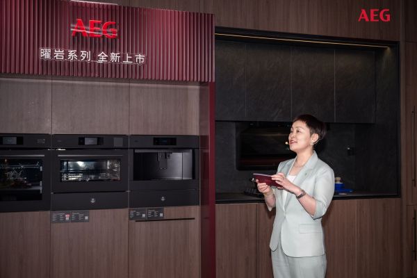 AEG中国区总经理关秀红出席新品发布会并发表致辞.jpg