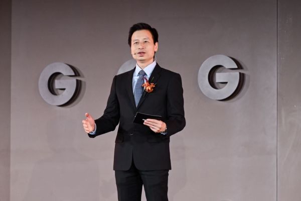 穿西装的人 AI 生成的内容可能不正确。